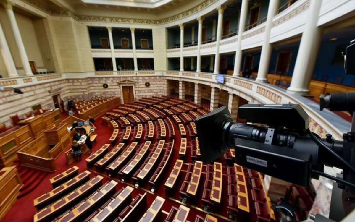 Πληθωρισμός 5,1% και πολιτικός «πόλεμος»: Κυβέρνηση και αντιπολίτευση στα χαρακώματα για ακρίβεια και καύσιμα