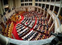 «Πόλεμος» για τα μέτρα Μητσοτάκη: Η αντιπολίτευση πυροβολεί 120 δόσεις, diesel και servicers