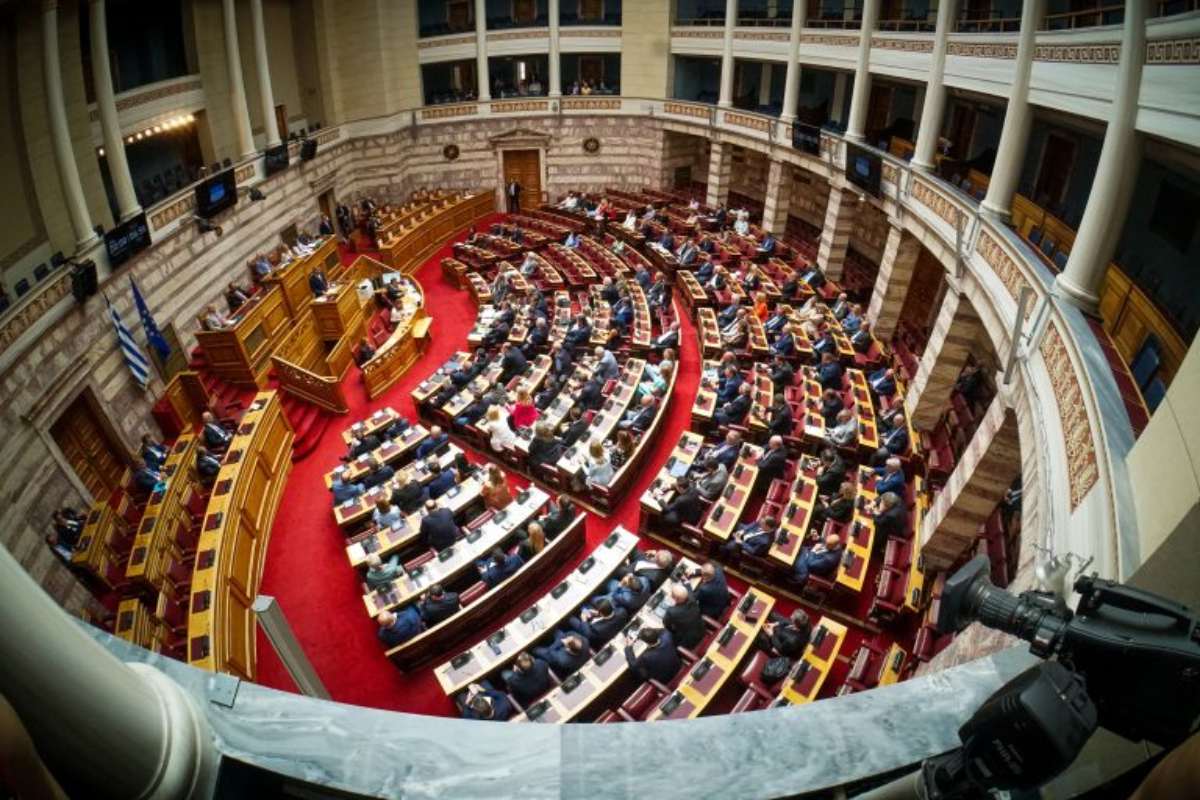 «Πόλεμος» για τα μέτρα Μητσοτάκη: Η αντιπολίτευση πυροβολεί 120 δόσεις, diesel και servicers