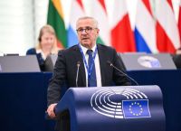 Μανιάτης: «Πράσινο φως» από ΕΕ για φθηνότερο ρεύμα – Τα 43 δισ. για στέγη και η μάχη για το καλώδιο