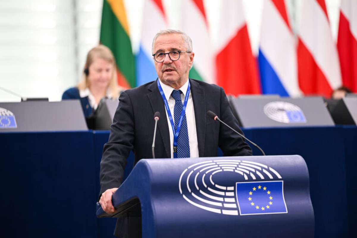 Μανιάτης: «Πράσινο φως» από ΕΕ για φθηνότερο ρεύμα – Τα 43 δισ. για στέγη και η μάχη για το καλώδιο